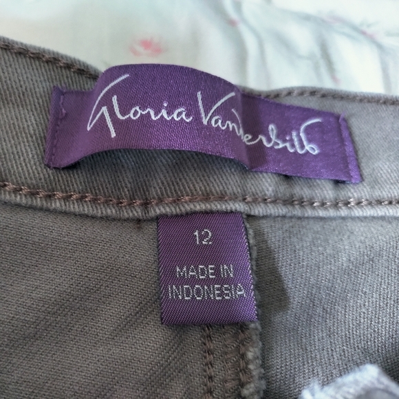 Gloria Vanderbilt Amanda Short Cut Jeans - Picture 6 of 8